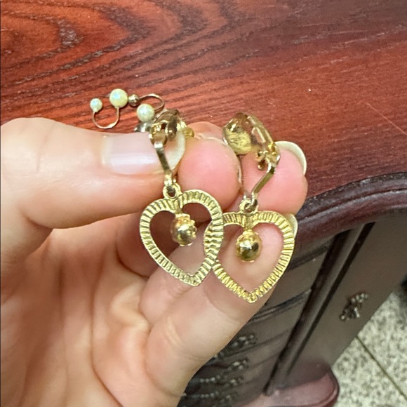Vintage Gold Heart Drop clip on Earrings - Picture 6 of 7